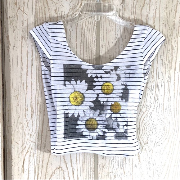 Wet Seal Tops - NWT Wet Seal Daisy Crop Top Size S